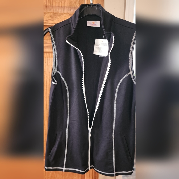 Quaker Factory NWT Women's Small Black and White Vest with a Rhinestones Zipper - Picture 4 of 7